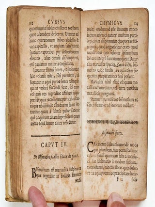 Cursus Chymicus continens Modum parandi Medicamenta Chymica Usitatoria brevi & facili Methodo, una cum Notis & Dissertationibus super unamquamque PreparationemEx ultima Editione Latin versus A.I.C. Rebecque, M.D.