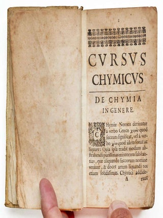 Cursus Chymicus continens Modum parandi Medicamenta Chymica Usitatoria brevi & facili Methodo, una cum Notis & Dissertationibus super unamquamque PreparationemEx ultima Editione Latin versus A.I.C. Rebecque, M.D.