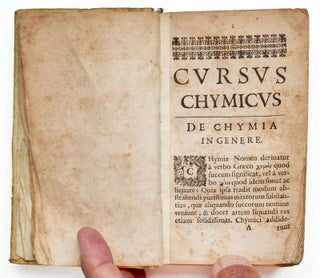 Cursus Chymicus continens Modum parandi Medicamenta Chymica Usitatoria brevi & facili Methodo, una cum Notis & Dissertationibus super unamquamque PreparationemEx ultima Editione Latin versus A.I.C. Rebecque, M.D.